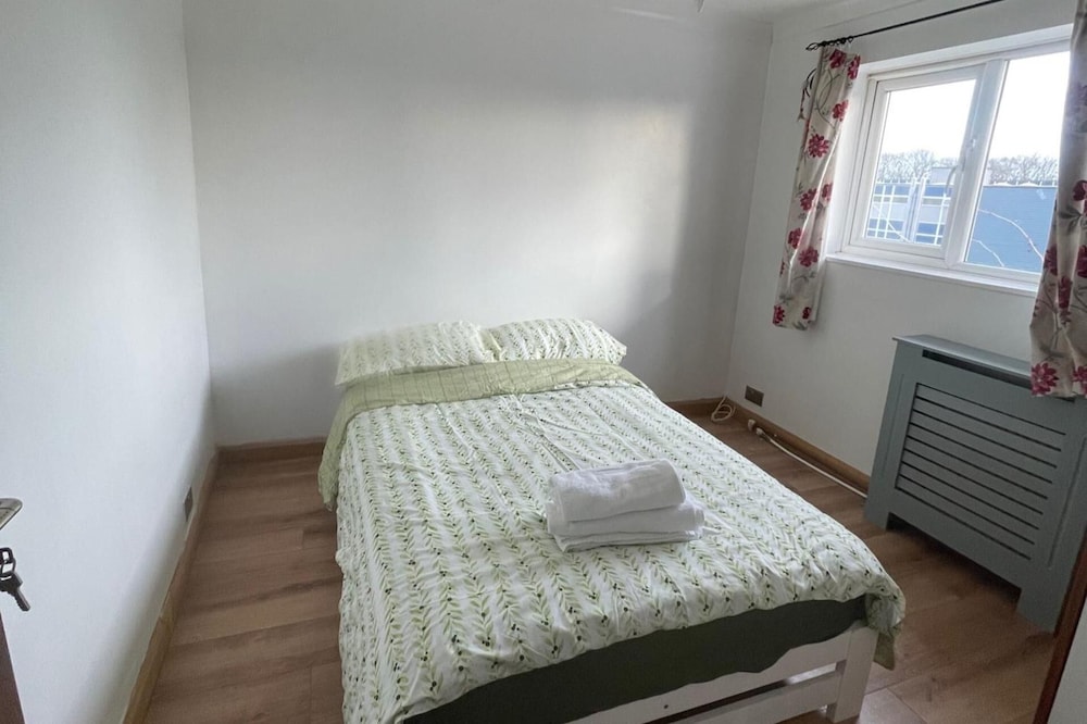 4-bed Barnwell Retreat- Sleeps10, Garden & Parking
