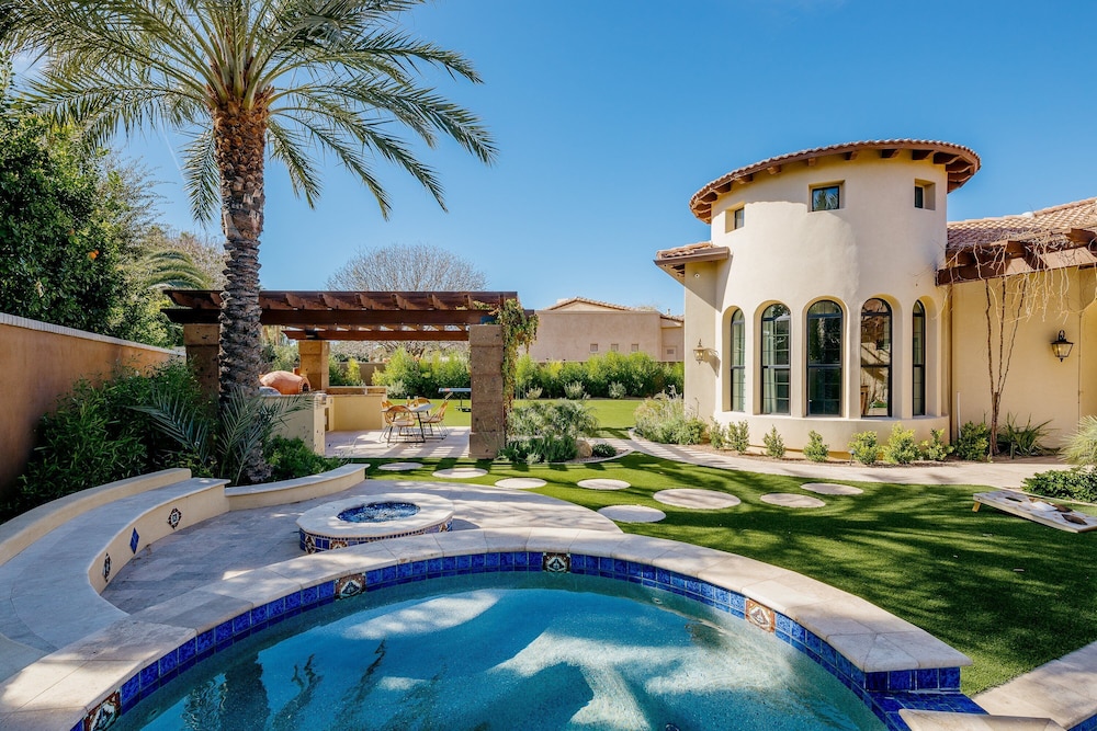 Luxe Poolside Paradise-pool & Spa-vanity Station