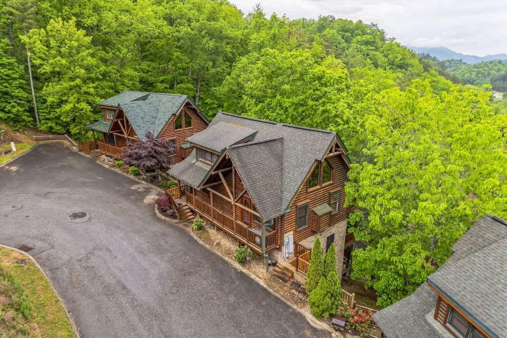 Summit View Way Resort Cabin w Hot Tub Deck w Views Pool Table