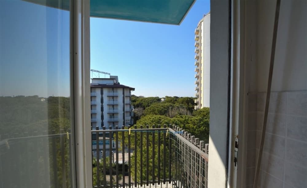 30 mt From the Beach in Lignano Pineta, Lovely Flat for 6 Guests