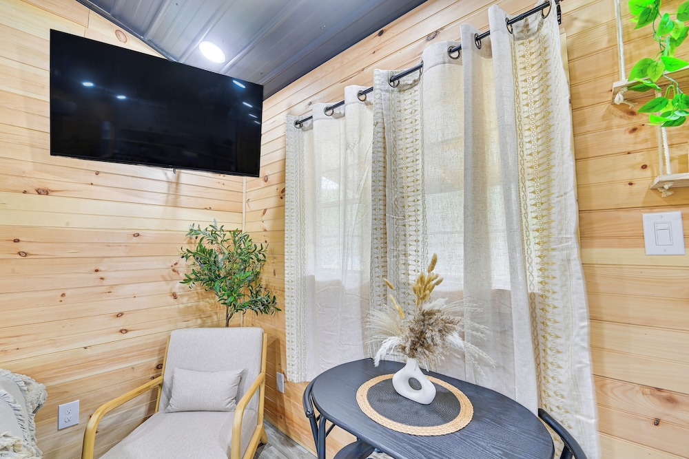 Hot Tub, Fire Pit: Lake-view Catlettsburg Getaway!
