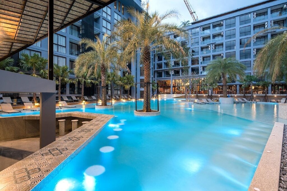 Infinity Sky Pool Walk to BeachC182