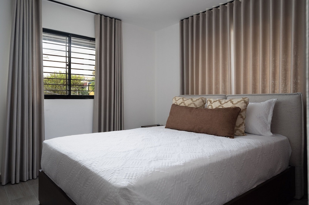 Plaza Colonial Residence By YellowKey