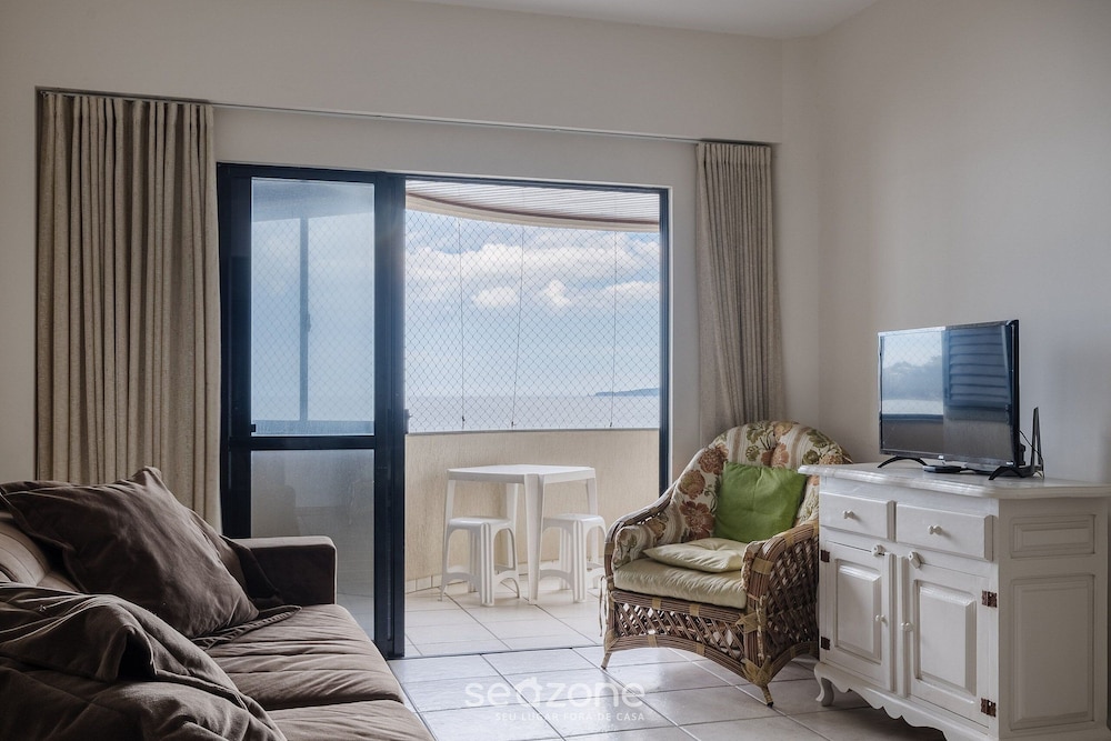 3BR Beachfront apt w/ BBQ Rsl0502
