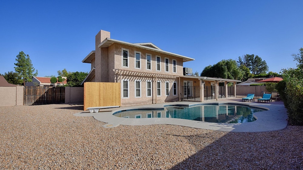 Fairfield in Mesa With 4 Bedrooms and 3 Bathrooms