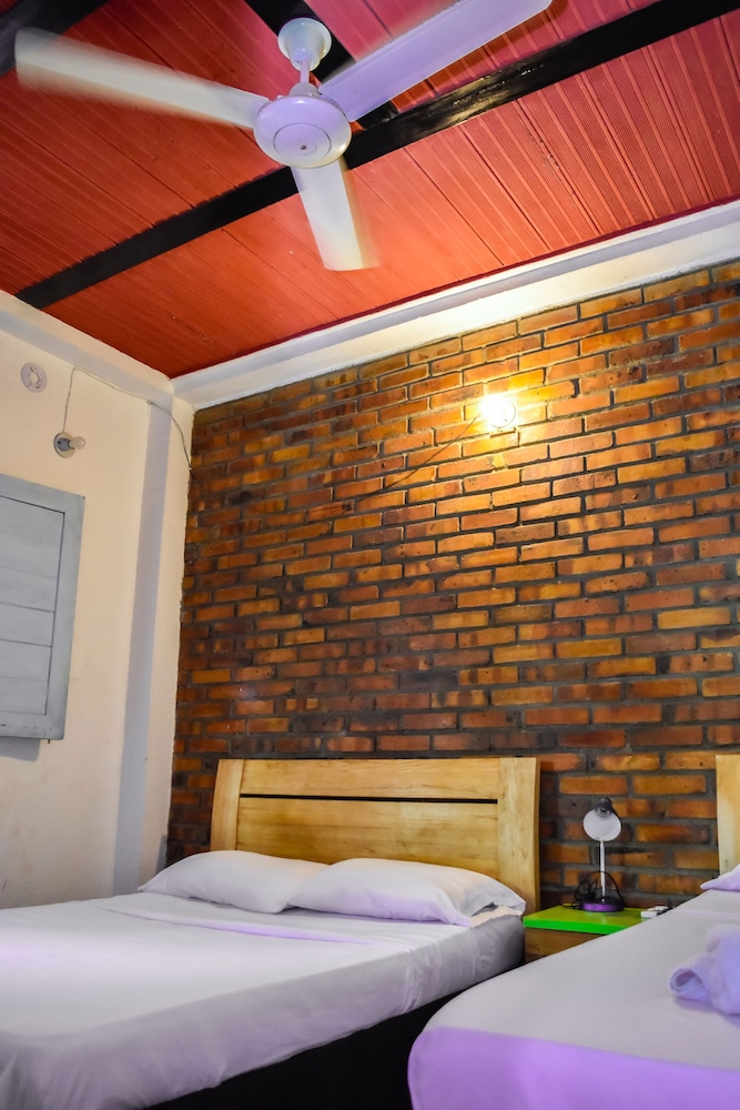 Aluna Hostel B&B