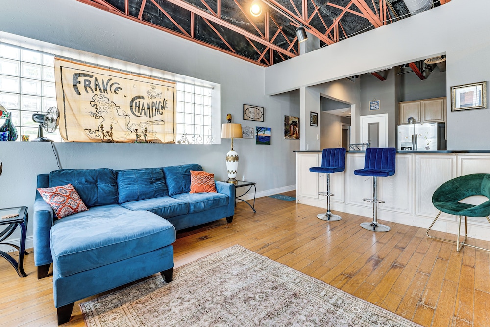 Walk to Corpus Christi Bay: Loft w/ Shaded Parking
