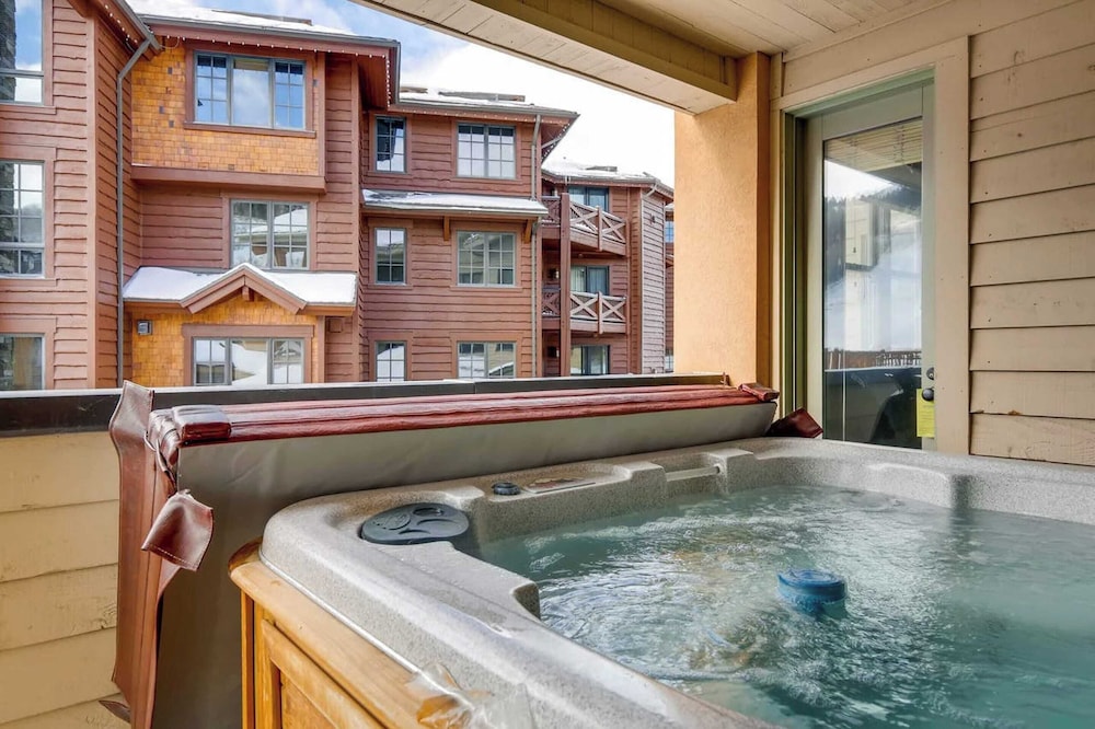7 Condos, Ski-in/ski-out + Hot Tubs Sleeps 30 Mont Cervin by Avantstay