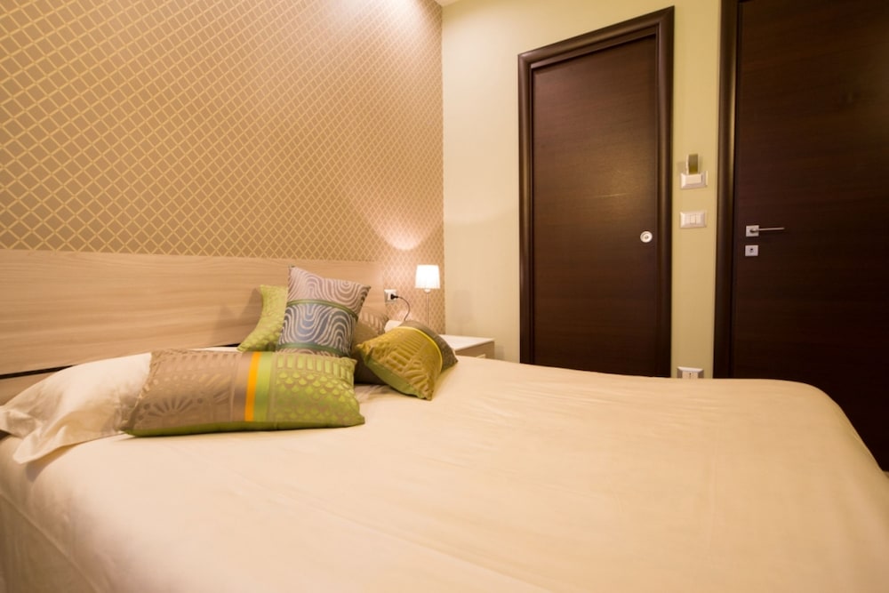 Mikale Rooms