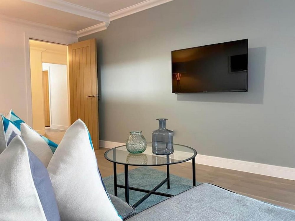 Modern Stylish 2 bedroom 2 Bath Apts. view 4
