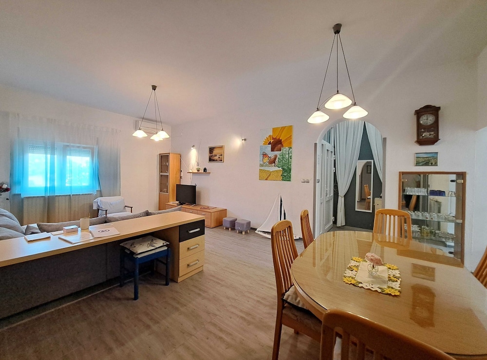 Spacious Urban Retreat Apartment With Terrace