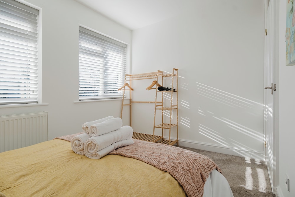 Corner House - Bright 2BD in Cheltenham