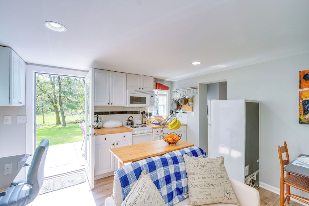 < 1 Mi to Wineries: Quaint & Cozy Waterford Studio