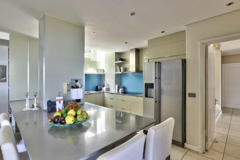 Camps Bay Home w Pool Garden Sea View Tree Villa