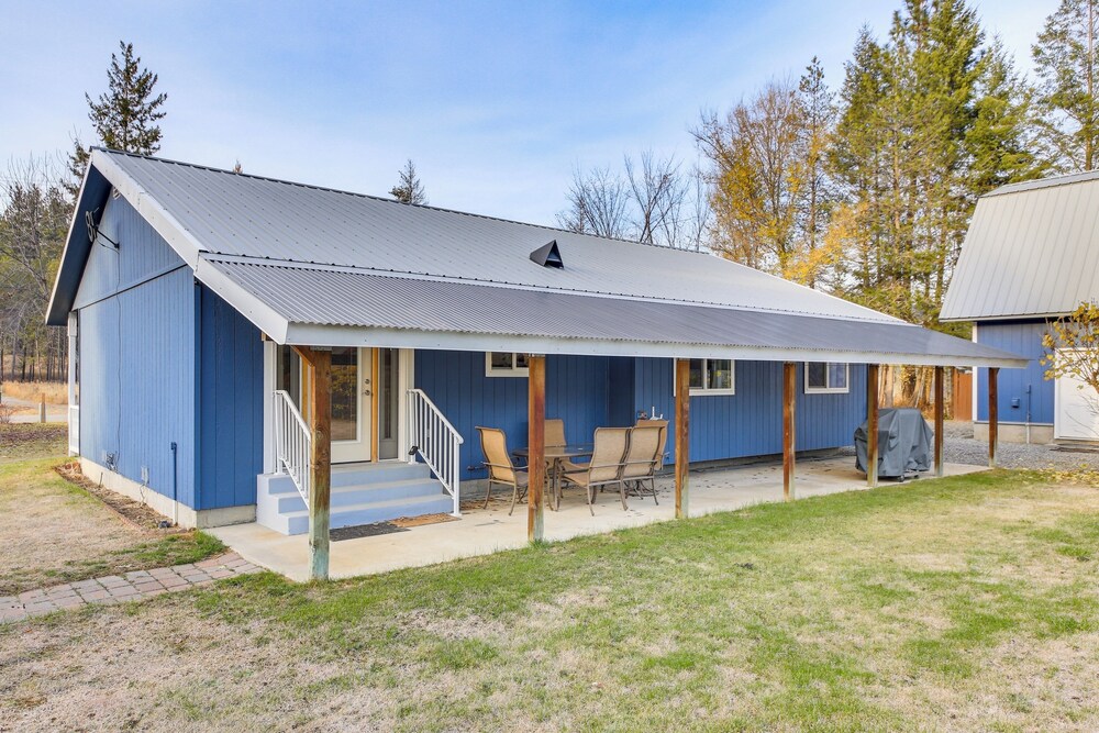8 Mi to Bonners Ferry: Quiet Getaway w/ Patio