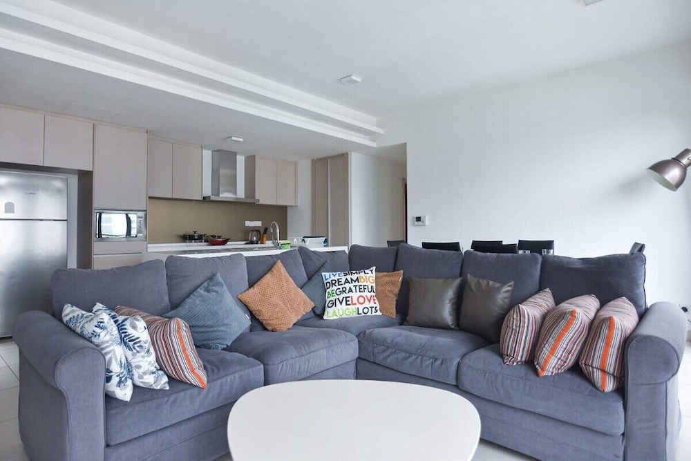 Modern High Floor 3BR Apt Bathtub Bkt Bintang