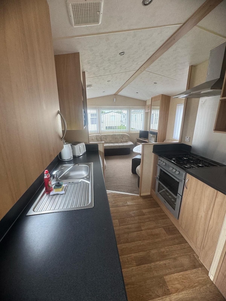 3 Bed Caravan - Sleeps 8 - Pets - Parking