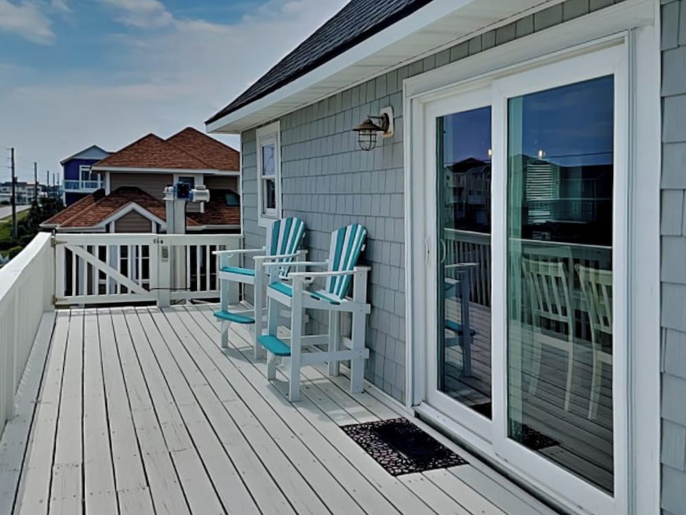 Salty Seahorse by Topsail Realty