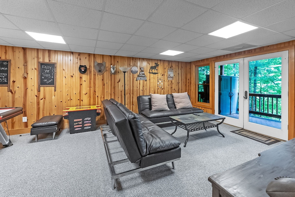 Mountain Getaway With Hot Tub & Game Room 4 Bedroom Cabin