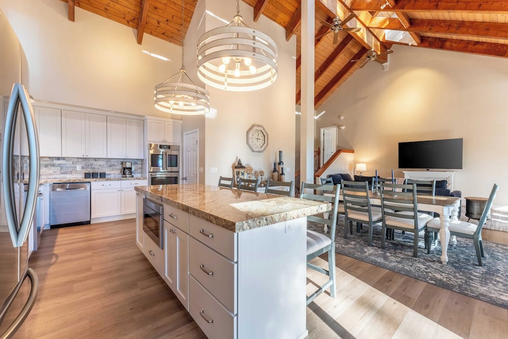 Views + Mins to Skiing, Lake, & Incline Village Incline Serenity by Avantstay
