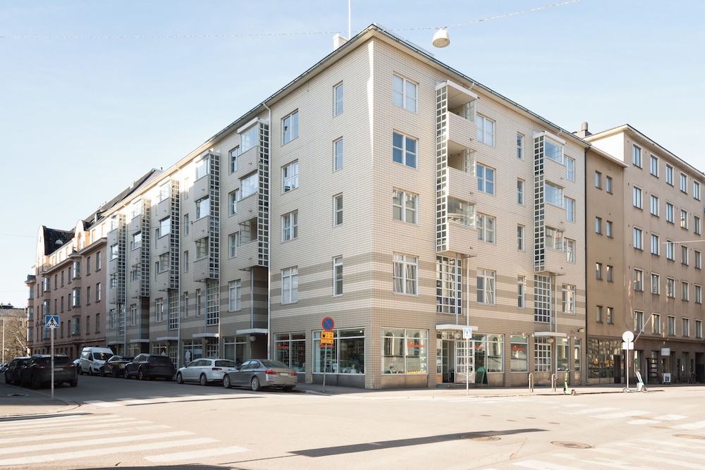 Modern 1BR Apartment with Balcony