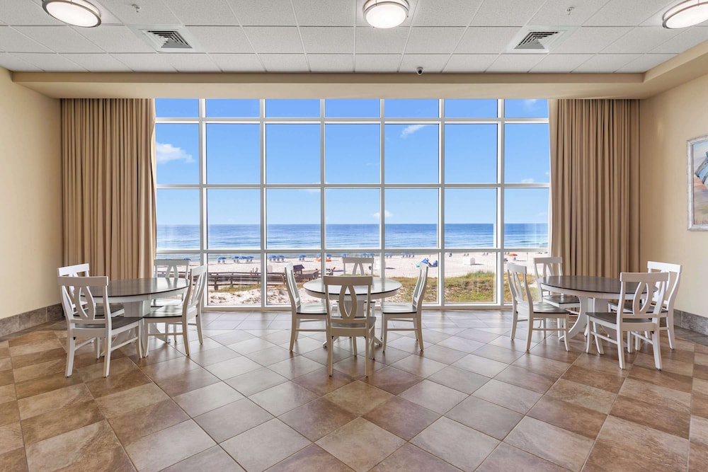 Beachfront 3-bedroom Condo on 15th Floor Balcony, Lazy River, Jacuzzis