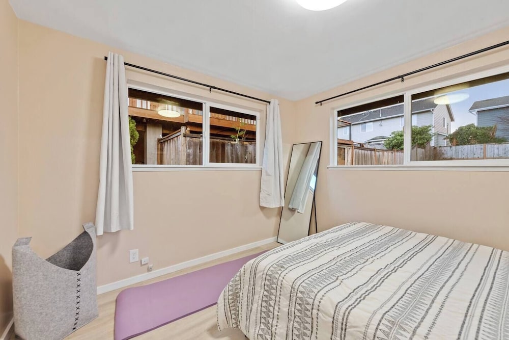 Lakeview Home in Renton, Walk to Beach, AC, Fenced