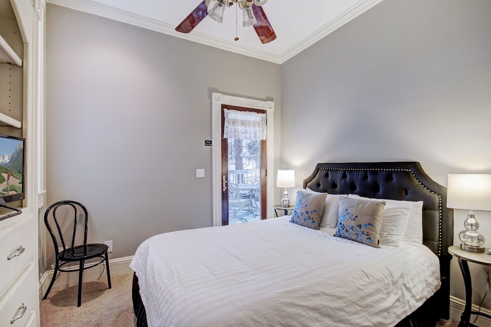 Ridge Street Lookout 4 Bedroom Home by RedAwning