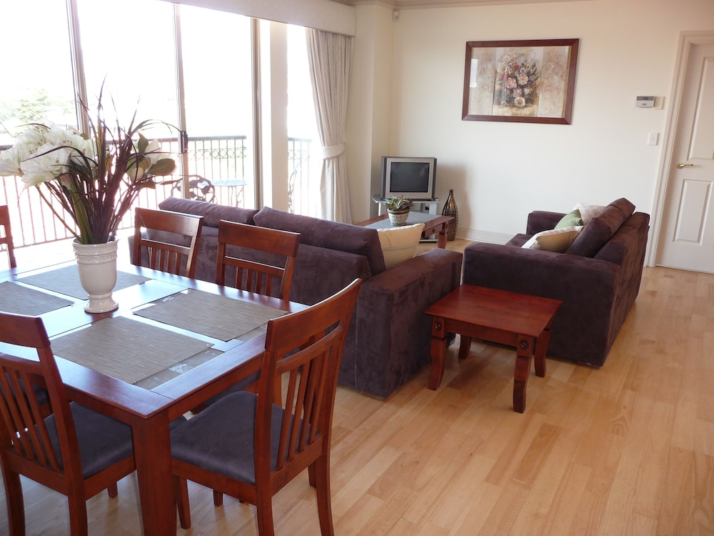 City Escape 3BD in Adelaides East End 5