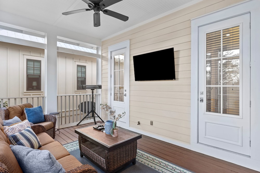 Seagrove Gardens Mins to the Beach Santa Rosa Retreat w Golf Cart A Design