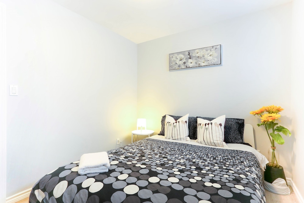 Family Home-Metrotown by Elevate Rooms - Image 3