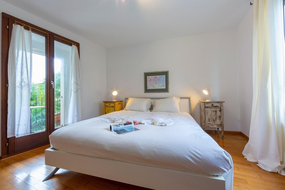 Bed & Sleeping Area