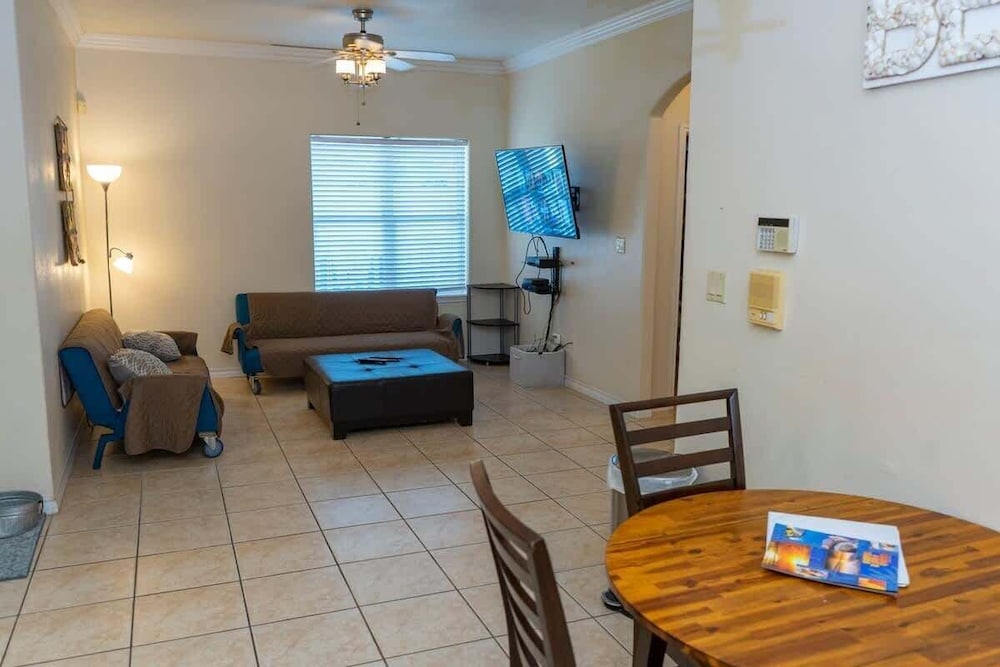 Open & Modern Pool #b Walk To Beach 2 Bedroom Condo
