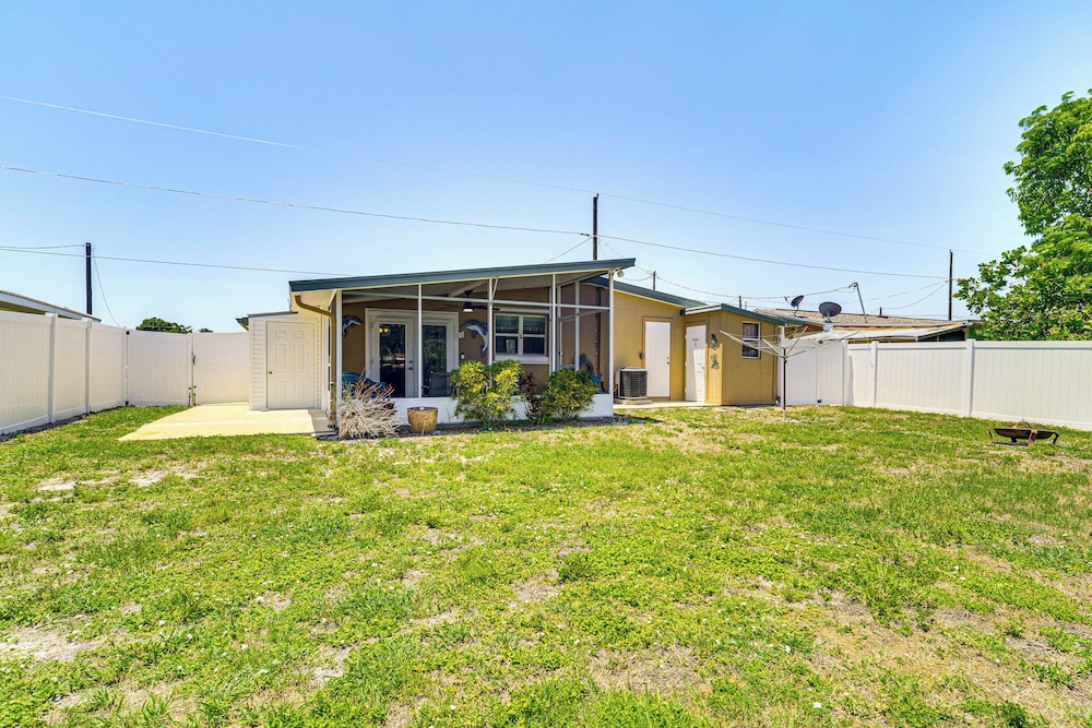 1 Mi to Lake Jackson: Home w/ Screened Patio!