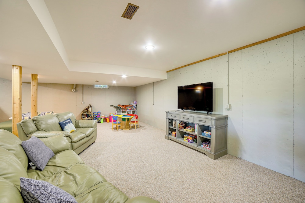 Live Large on Saddle Lake! Family Home w/ Dock