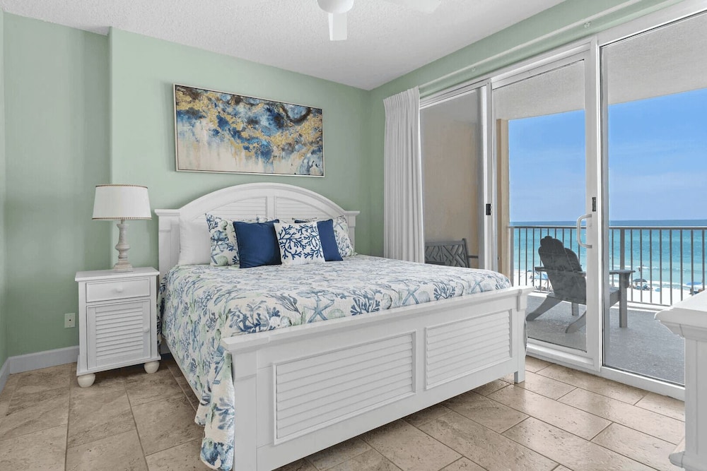 Beach Breeze by Avantstay Beachfront, Beach Chairs Included, 2 Pools!