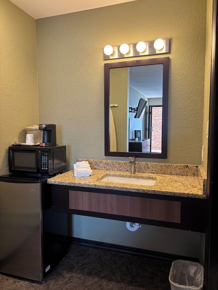 Twin Lakes Inn and RV