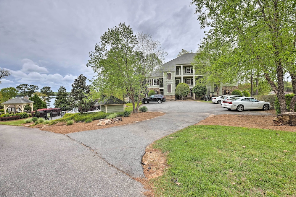 Lakefront Dadeville Condo w/ Community Boat Dock!