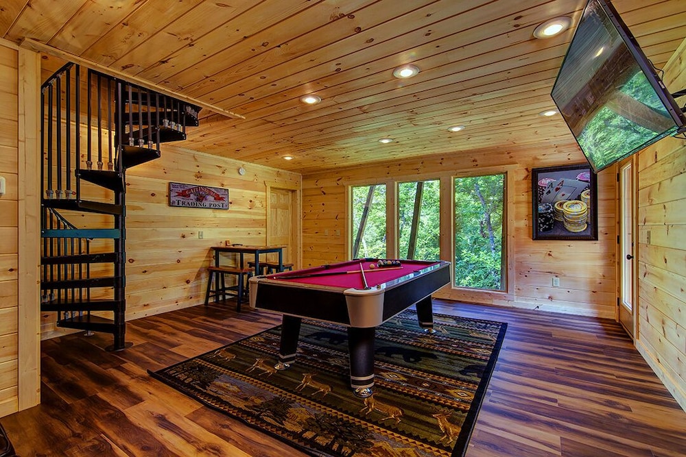 Grin Inn Bear It - 2 Bedrooms, 2 Baths, Sleeps 6 Home by RedAwning