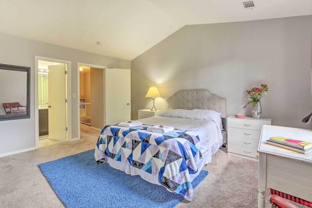 Norcross Townhome ~ 18 Mi to Dtwn Atlanta!