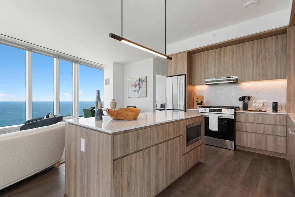 Top-tier Stay 49th Fl Lakefront City Views
