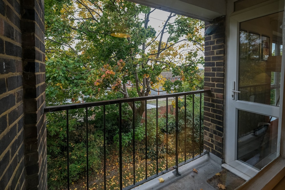 Modern 2 Bedroom Apt in Broadlands Court
