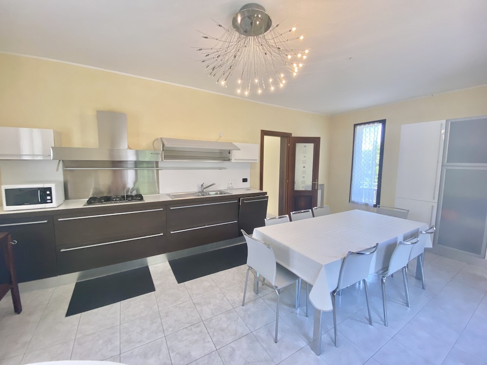 Beautiful Villa With Large Outdoor in Isola Albarella view 4