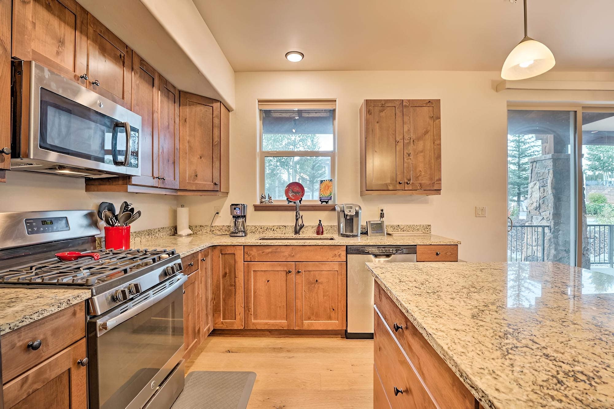 Mtn-view Condo: Walk to Main St & 4 Mi to Ski view 5