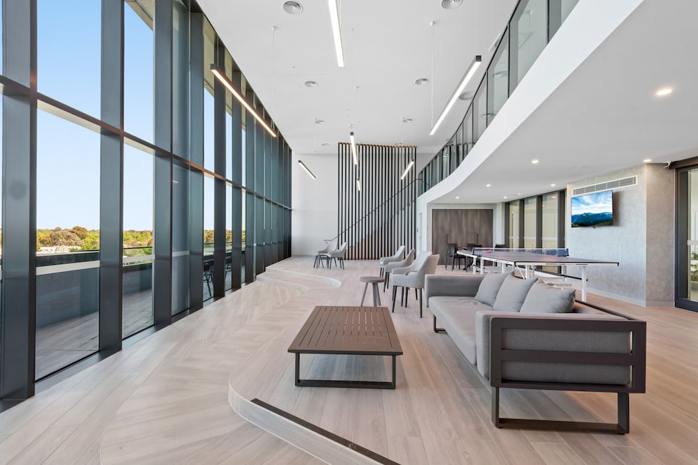 Stunning 1-bed With City Views and Amenities