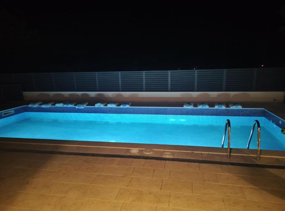 Sunset Villa Aves With Pool, Gym and Sauna