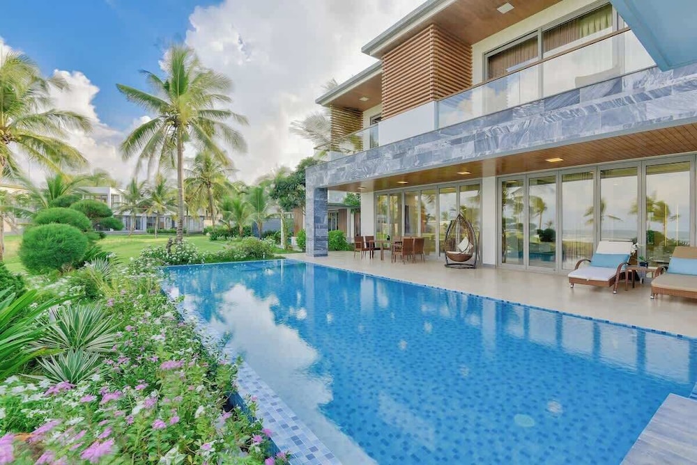 Luxe 6BR Beachfront Villa: Group Getaway Haven