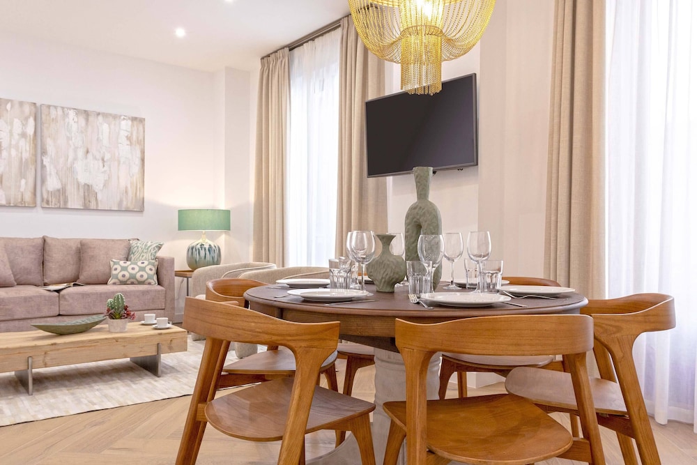 Exclusive Apartment in City Center. Capiteles