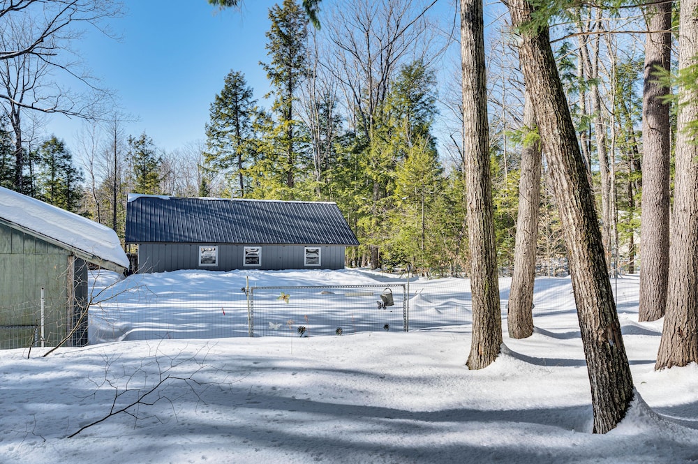 2 Mi to Conway: Cozy Cabin w/ Grill & Yard!