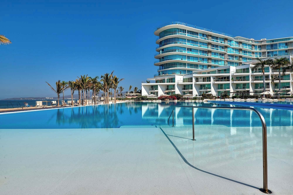 Beachfront Duplex With Multiple Pools - Beachclub